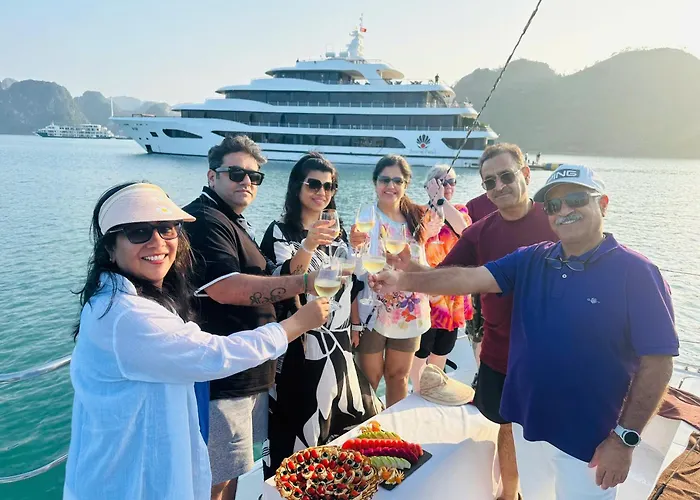 Scarlet Pearl Cruises - Wonder On Lan Ha Bay