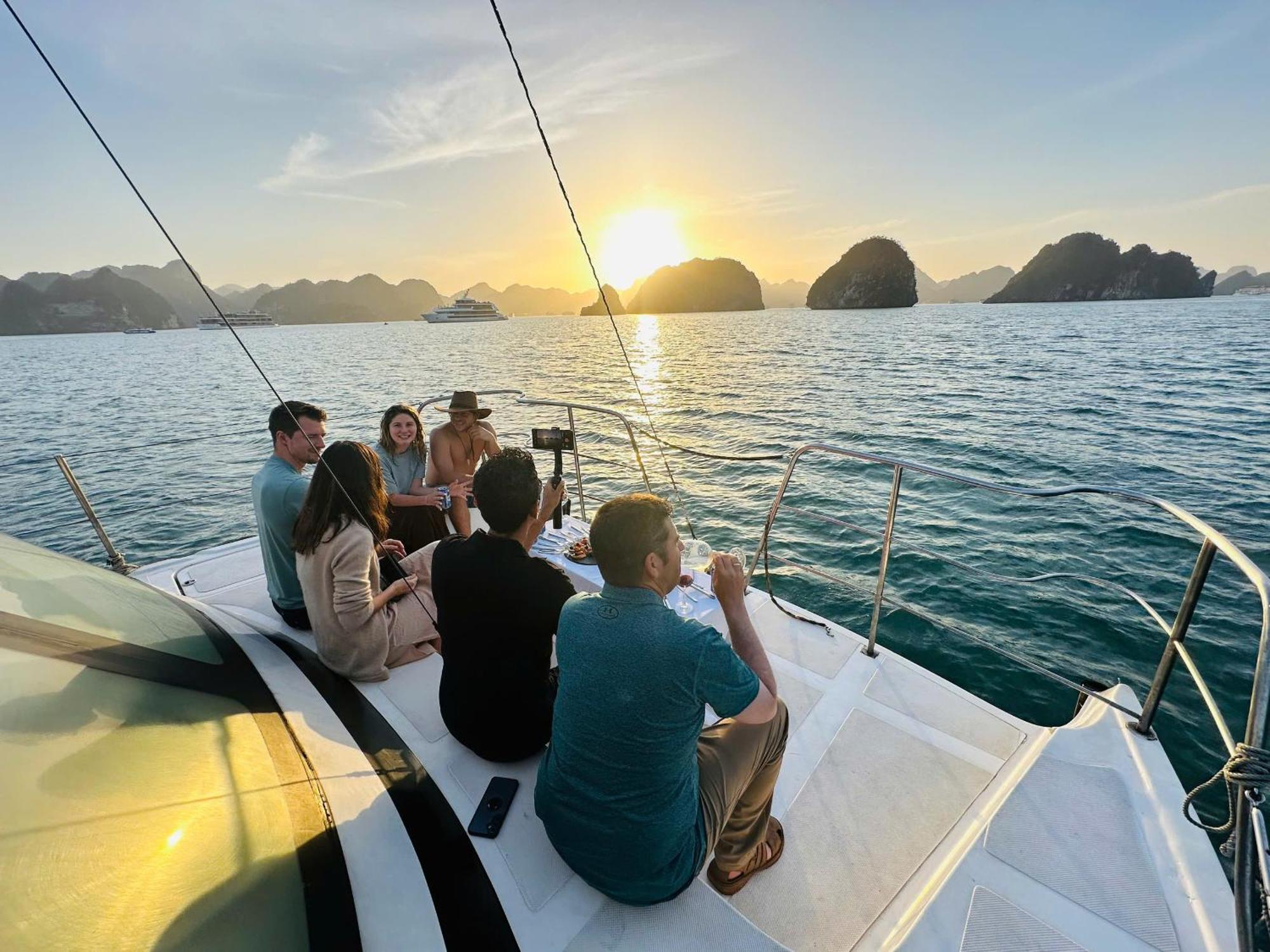 Scarlet Pearl Cruises - Wonder On Lan Ha Bay Халонг